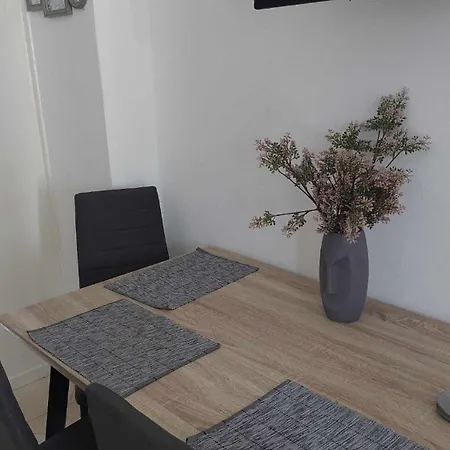 Anezinas Place شقة