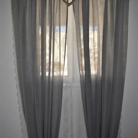 Anezinas Place 아파트 페리사