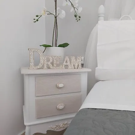 Anezinas Place 아파트 페리사