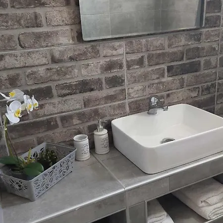 Anezinas Place 페리사