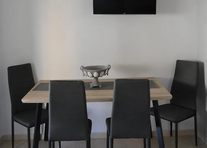 Anezinas Place * Perissa (Santorini)