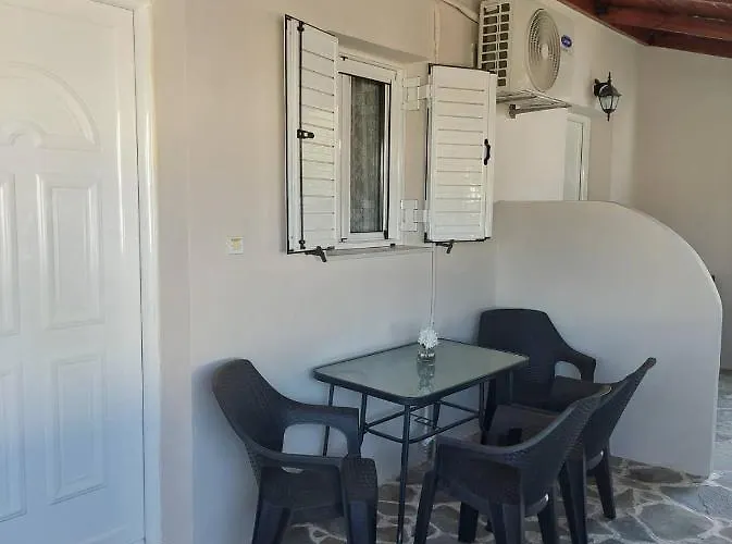 Anezinas Place Períssa