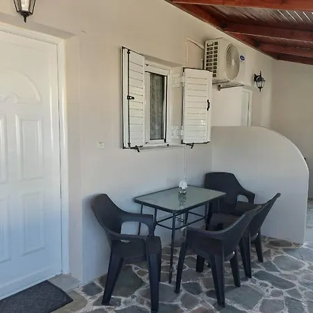 Anezinas Place Perissa (Santorini)