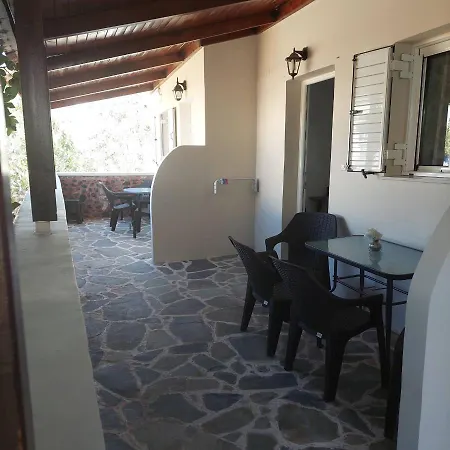 Anezinas Place شقة بيريسا