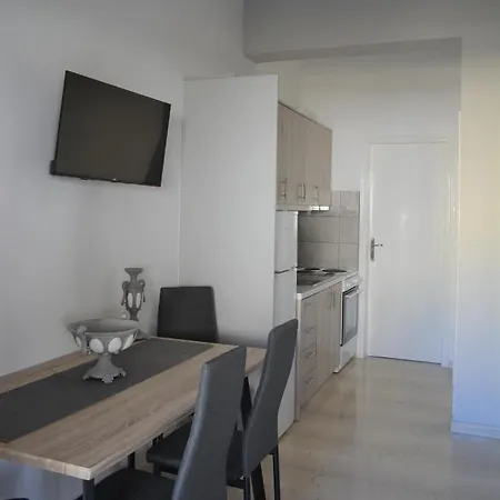 شقة Anezinas Place *