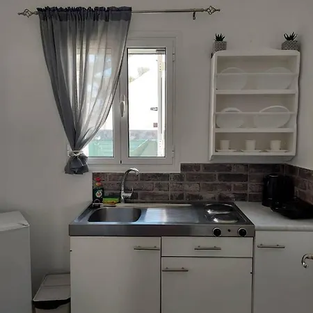 Anezinas Place شقة *